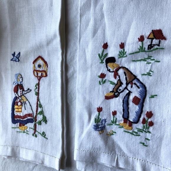 VINTAGE “Feeding the Birds” Set/2 Fingertip Towels, Linen, Red/Blue/Yellow - Picture 3 of 9